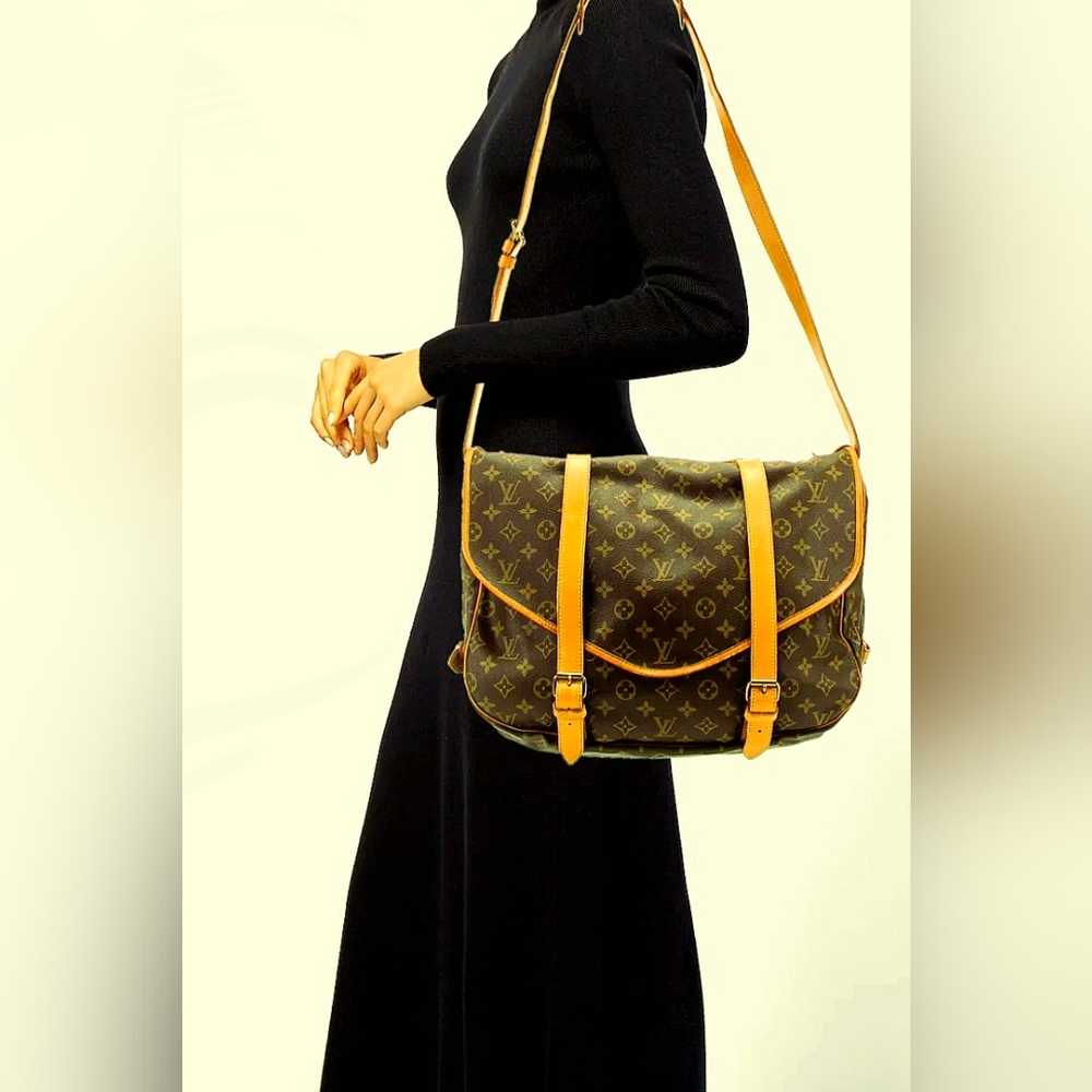 This Rare Vintange Timeless Classic Louis Vuitton Messenger Bag is Multi-Purpose